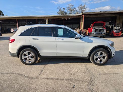 Used 2018 Mercedes-Benz GLC 300 4MATIC image 3