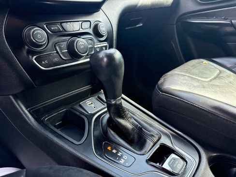 Used 2019 Jeep Cherokee Latitude Plus image 21