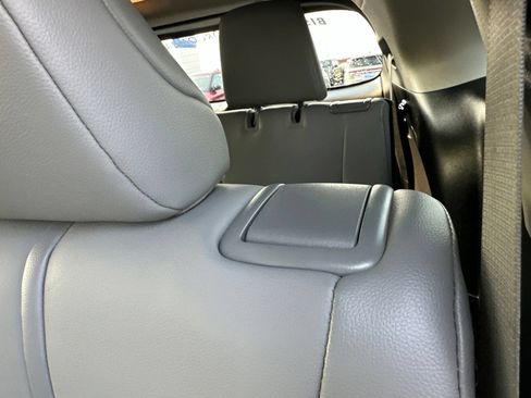 Used 2021 Toyota Highlander XLE AWD/4WD image 24