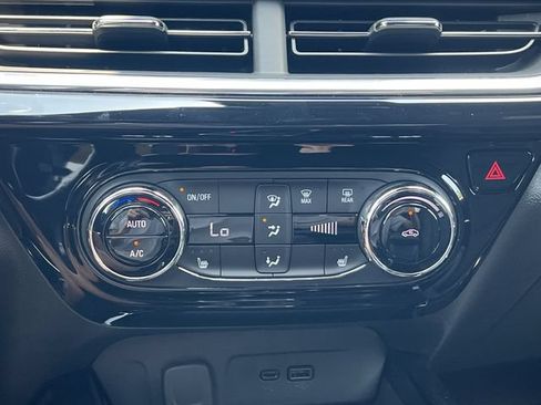 Used 2025 Chevrolet Trax RS w/ Driver Confidence Package FWD image 19