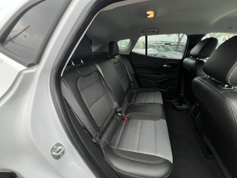 Used 2025 Chevrolet Trax LT FWD image 33