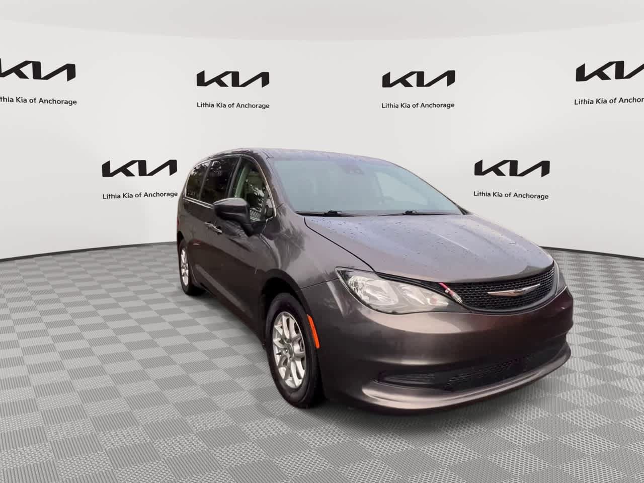 Used 2023 Chrysler Voyager LX FWD image 3