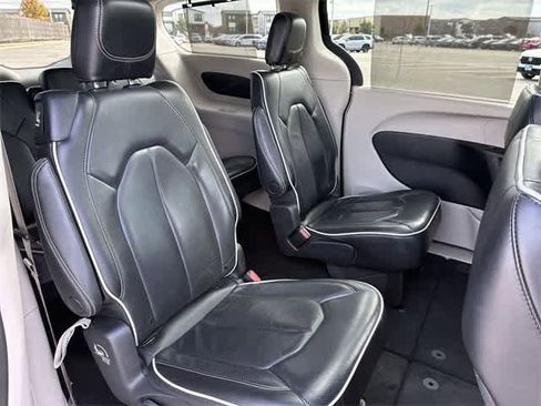 Used 2023 Chrysler Pacifica Limited image 22