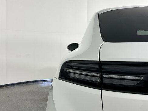 Certified 2025 Porsche Macan Electric image 16