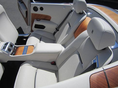 Used 2016 Rolls-Royce Dawn RWD image 28