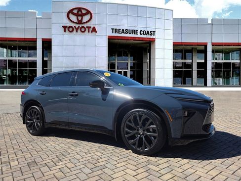 Used 2025 Toyota Crown Signia image 1