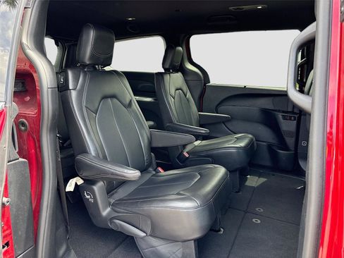 Used 2025 Chrysler Pacifica Select FWD image 27