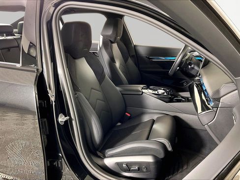 Certified 2025 BMW 550e xDrive w/ Premium Package image 12