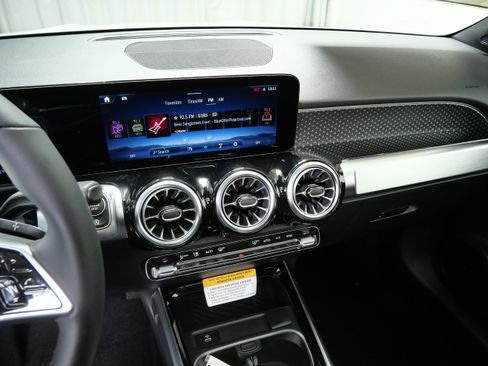 Used 2026 Mercedes-Benz GLB 250 4MATIC image 10