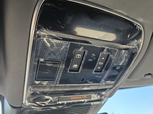 Used 2025 Land Rover Range Rover SV image 37