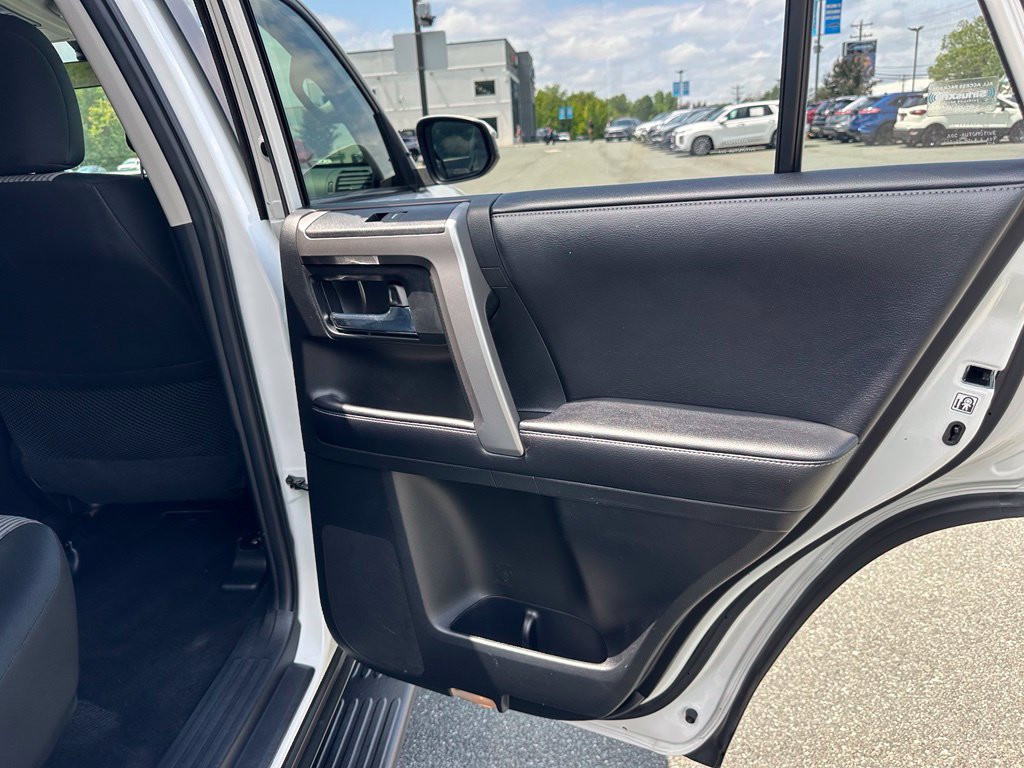 Used 2016 Toyota 4Runner SR5 AWD/4WD image 19