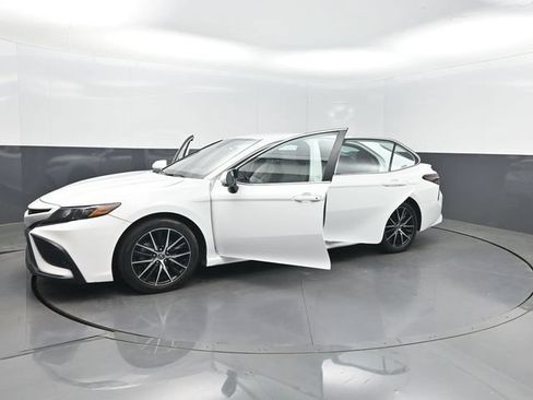 Used 2022 Toyota Camry SE FWD image 39