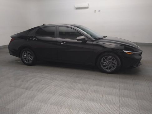 Used 2024 Hyundai Elantra SEL image 11