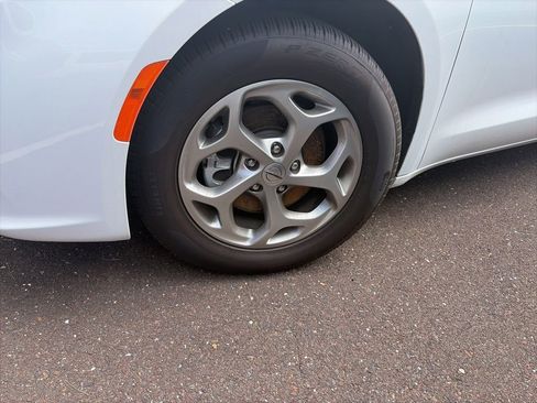 Used 2024 Chrysler Pacifica Limited FWD image 3