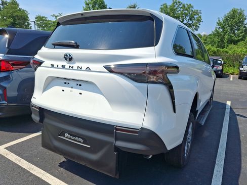 Used 2026 Toyota Sienna LE FWD image 4