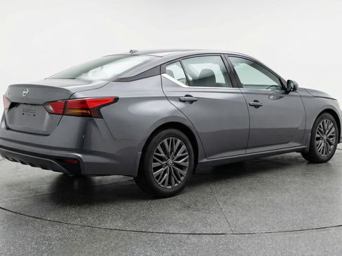 Used 2025 Nissan Altima 2.5 SV image 9