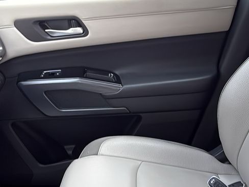Certified 2024 Nissan Pathfinder SL AWD/4WD image 19