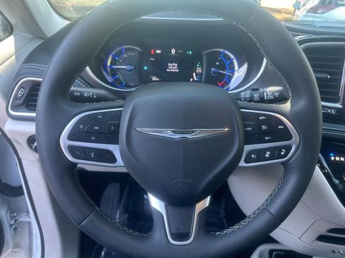Used 2023 Chrysler Pacifica Touring-L FWD image 16