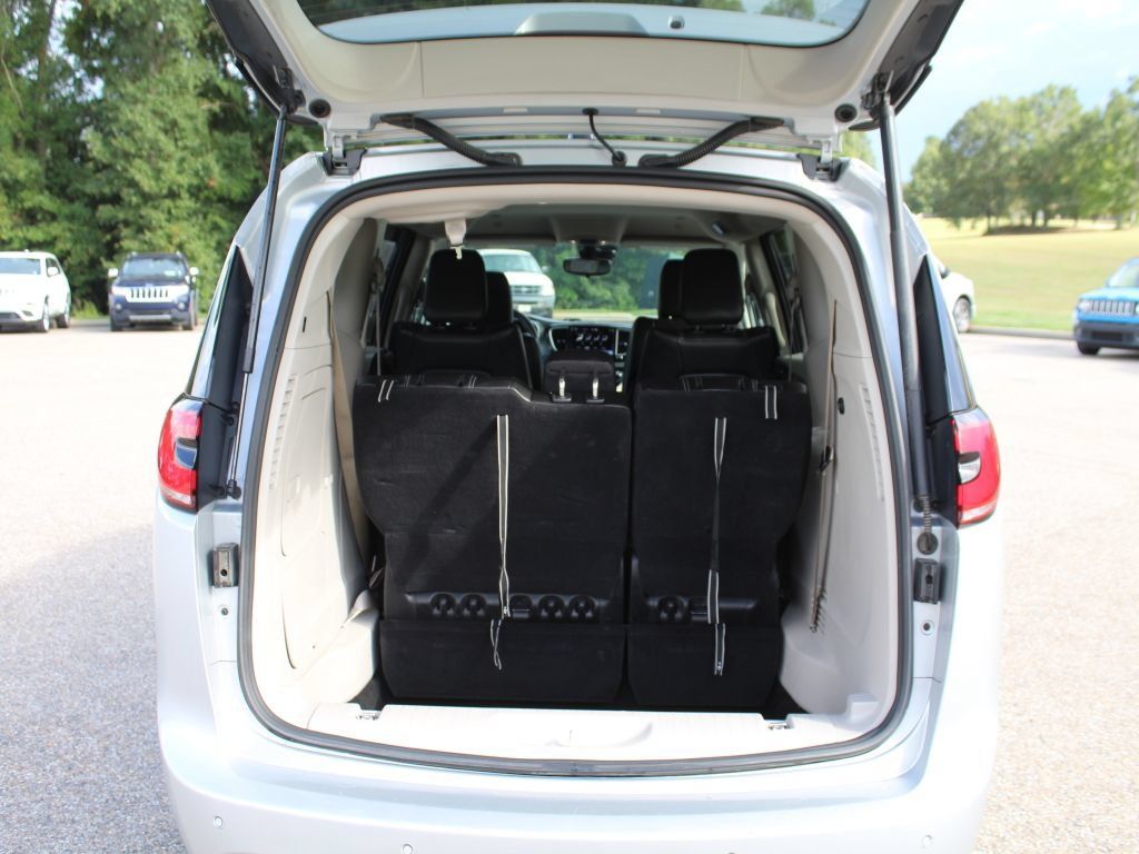 Used 2023 Chrysler Pacifica Touring-L FWD image 17