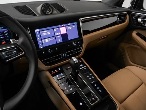 Used 2025 Porsche Macan image 30
