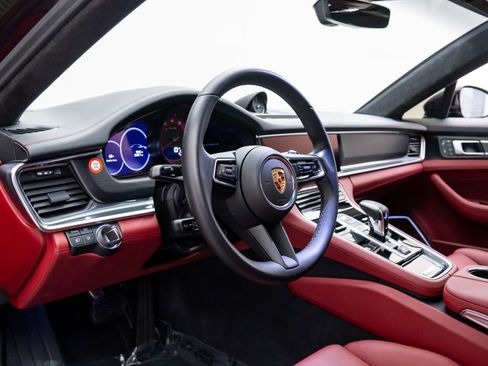 Certified 2023 Porsche Panamera Platinum Edition image 4