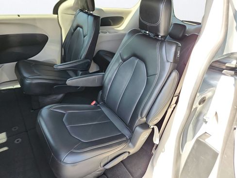 Used 2023 Chrysler Pacifica Touring-L FWD image 23