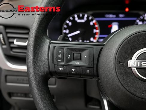 Used 2023 Nissan Rogue S FWD image 15