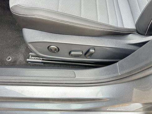 Used 2025 Volkswagen Jetta SE image 23