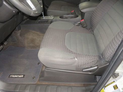 Used 2013 Nissan Frontier SV w/ SV Value Truck Pkg RWD image 22