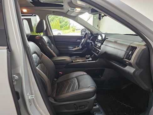 Used 2022 Nissan Pathfinder Platinum w/ Cargo Package image 30