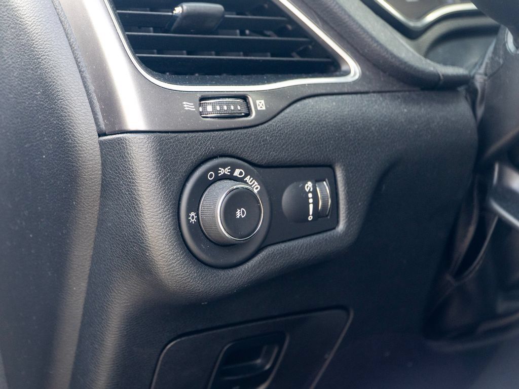 Used 2019 Jeep Cherokee Latitude w/ Cold Weather Group AWD/4WD image 28