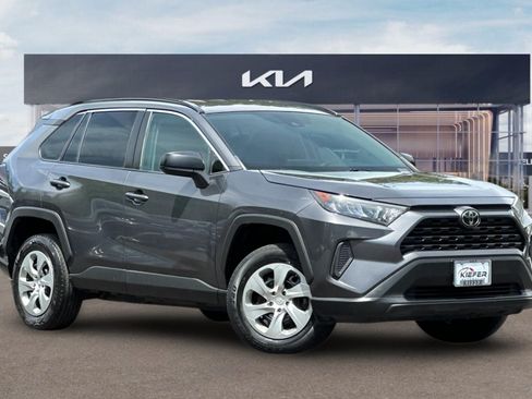 Used 2019 Toyota RAV4 LE FWD image 2