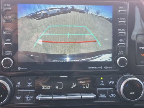 Used 2022 Toyota Highlander XLE AWD/4WD image 23