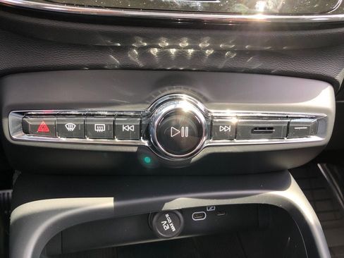 Used 2025 Volvo XC40 B5 Plus w/ Protection Package Premier AWD/4WD image 18