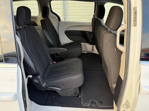 Used 2020 Chrysler Voyager LX image 13