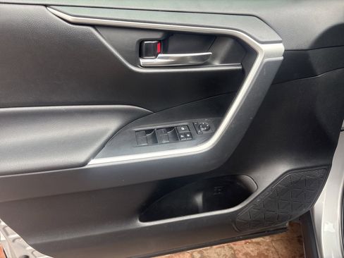 Used 2020 Toyota RAV4 XLE image 9