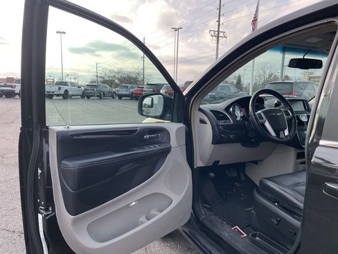 Used 2014 Chrysler Town & Country Touring image 14