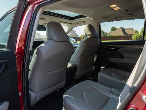 Used 2023 Toyota Highlander Limited FWD image 13