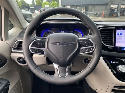 Used 2024 Chrysler Pacifica Touring-L FWD image 19