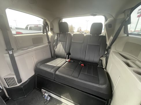 Used 2016 Chrysler Town & Country Touring image 25