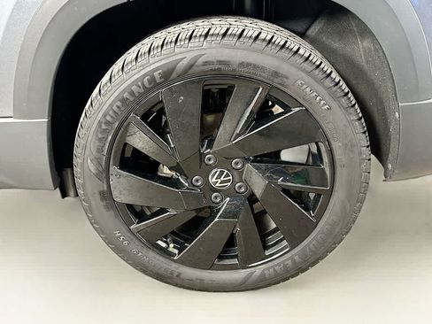 Used 2024 Volkswagen Taos SE w/ Panoramic Sunroof Package AWD/4WD image 8