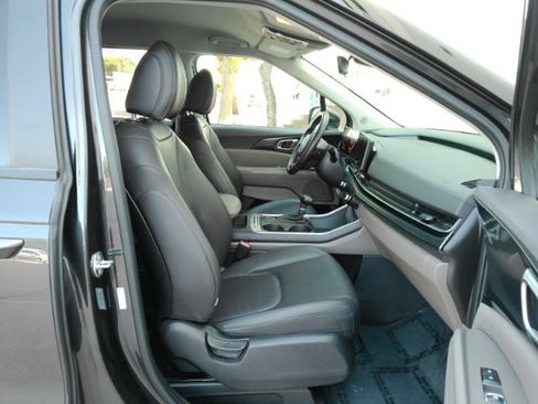 Used 2025 Kia Carnival FWD image 19