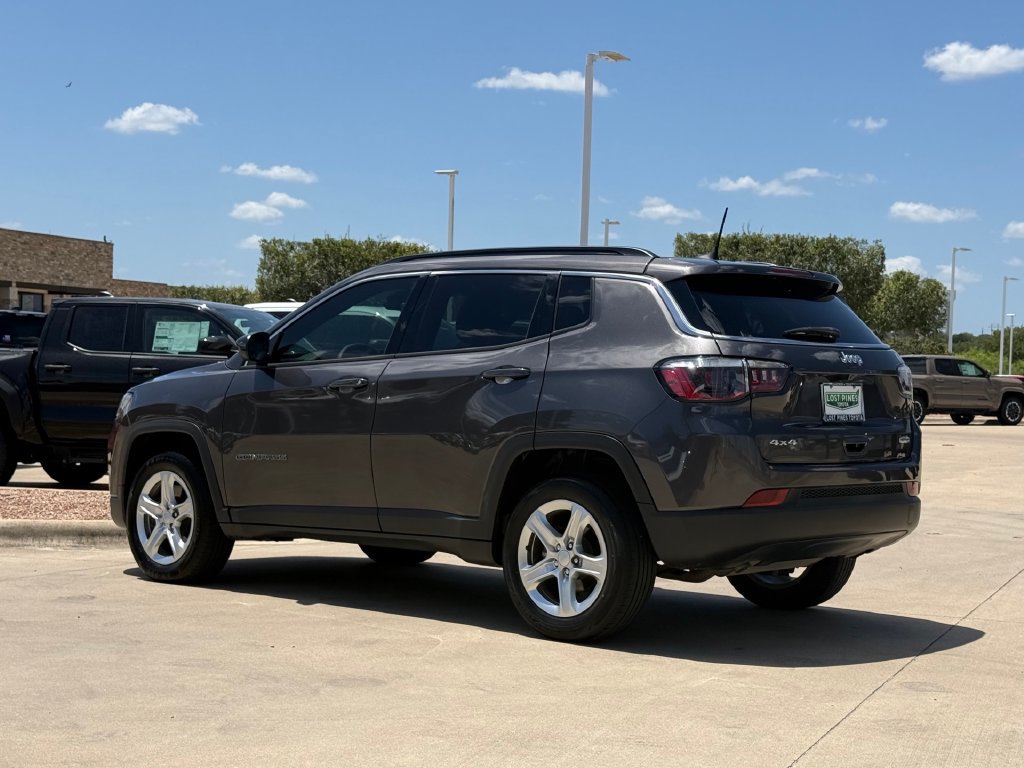 Used 2023 Jeep Compass Latitude AWD/4WD image 3