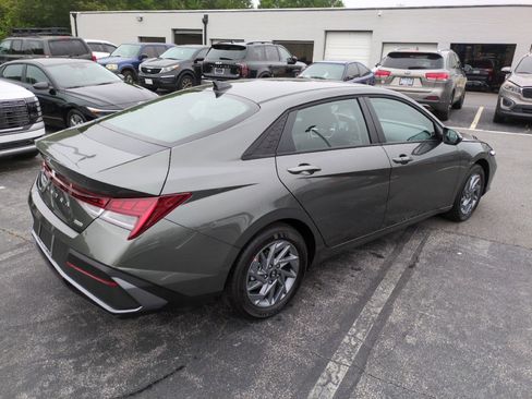 New 2026 Hyundai Elantra Hybrid FWD image 7