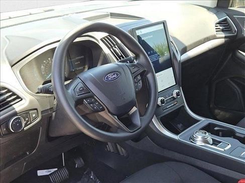 New 2024 Ford Edge SE w/ Black Appearance Package image 3