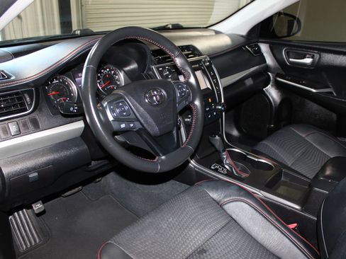 Used 2015 Toyota Camry SE FWD image 19