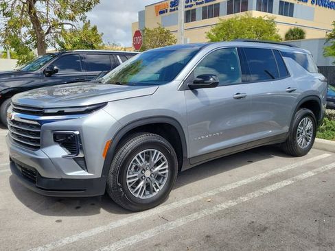 Used 2025 Chevrolet Traverse LT image 2