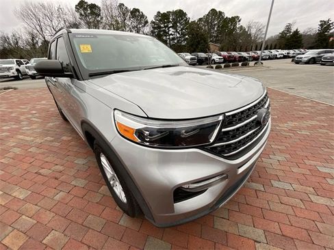 Used 2021 Ford Explorer XLT w/ Equipment Group 202A image 5