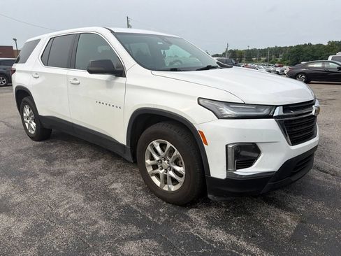 Used 2023 Chevrolet Traverse LS FWD image 2