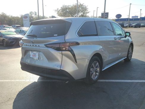 Used 2024 Toyota Sienna XLE image 3